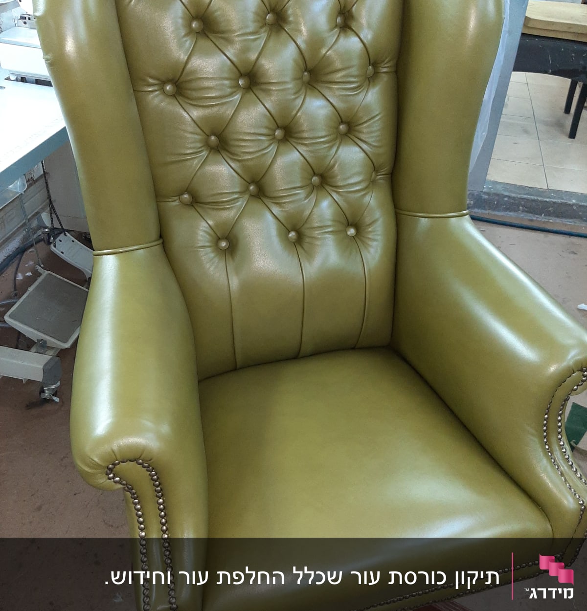 כיסא עור ירוק עם ריפוד כפתורים